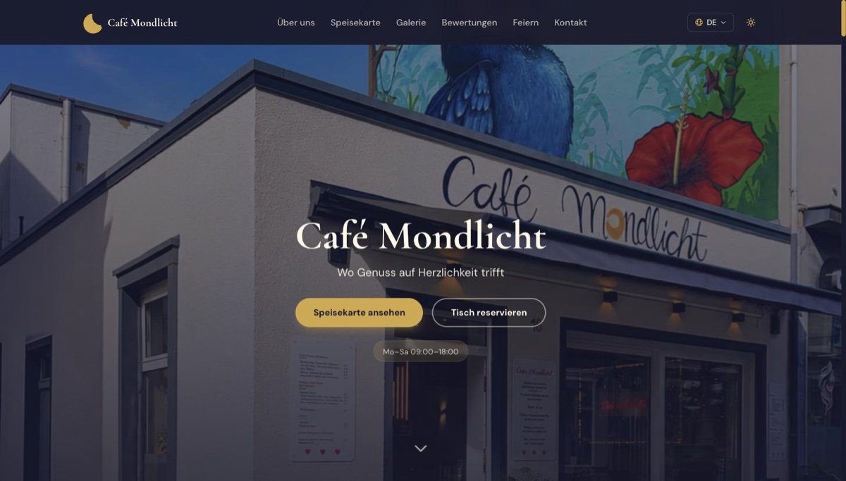 Café Mondlicht Website Hero-Bereich mit Storefront und Tukan-Wandbild